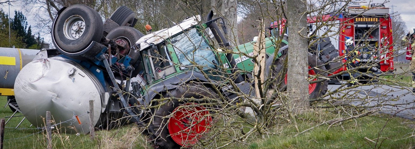 Automobilist aangehouden na ongeval met trekker en giertank (video)