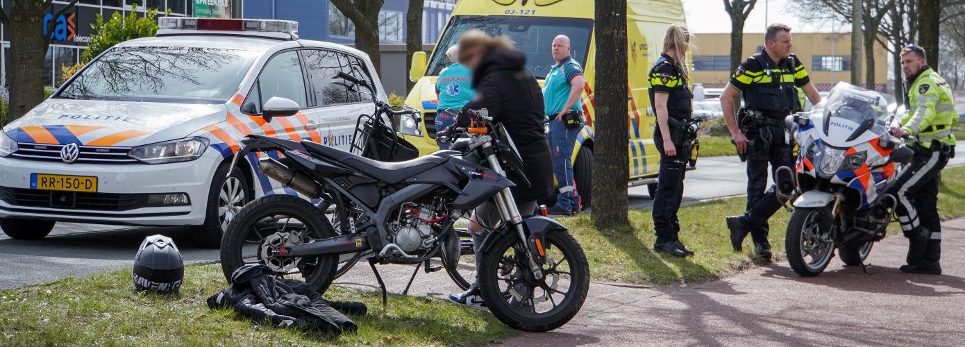 Auto en brommer botsen op Fokkerstraat in Assen