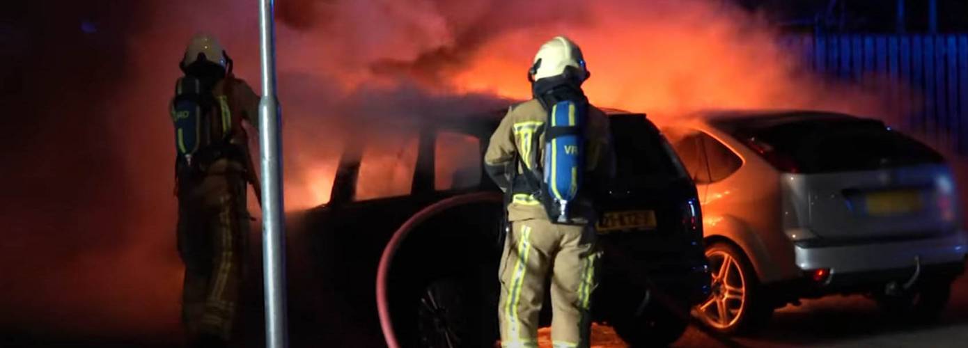 Twee auto's volledig uitgebrand in Pittelo; mogelijk brandstichting (video)