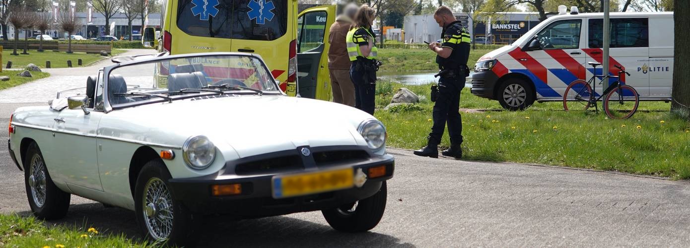 Fietser komt ten val na botsing met auto in Assen