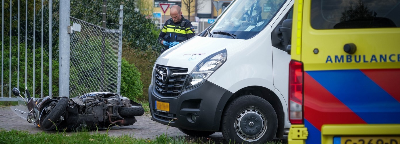 Gewonde bij botsing tussen busje en scooter in Assen (Video)