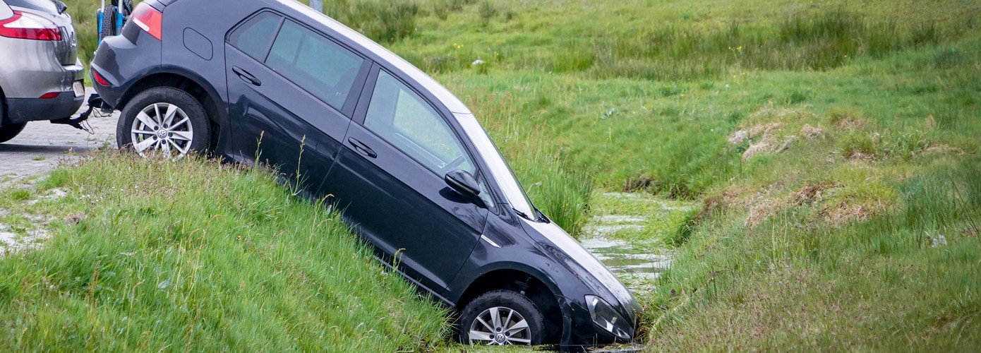 Auto belandt in sloot bij politiebureau Landelijke Eenheid