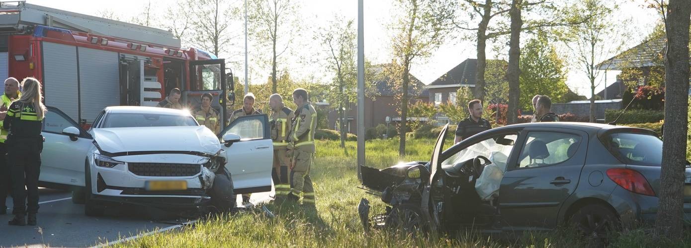 Kind en volwassene naar ziekenhuis na frontale botsing in Assen (video)