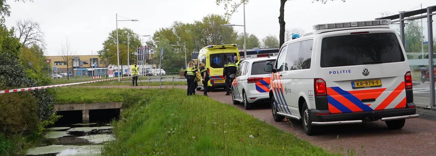 Vrouw met scootmobiel raakt te water in Assen (video)