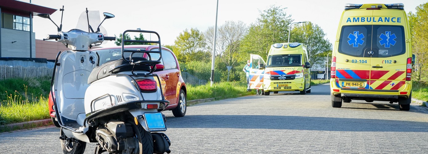 Twee gewonden bij botsing tussen scooter en auto (Video)