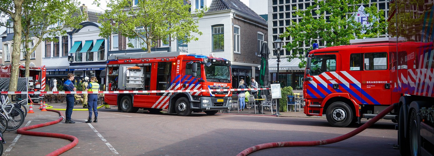 Brand in dak van appartement in centrum van Assen