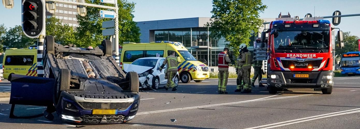 Auto op de kop bij botsing in Assen (Video)