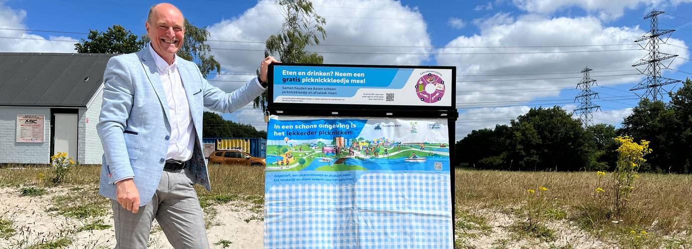 Wethouder Martin Rasker deelt picknickkleedjes uit voor een schone Baggelhuizerplas