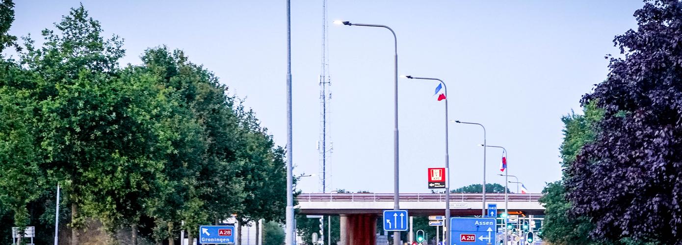 Loonwerkers en boeren hangen omgekeerde vlaggen op in Assen (Video)