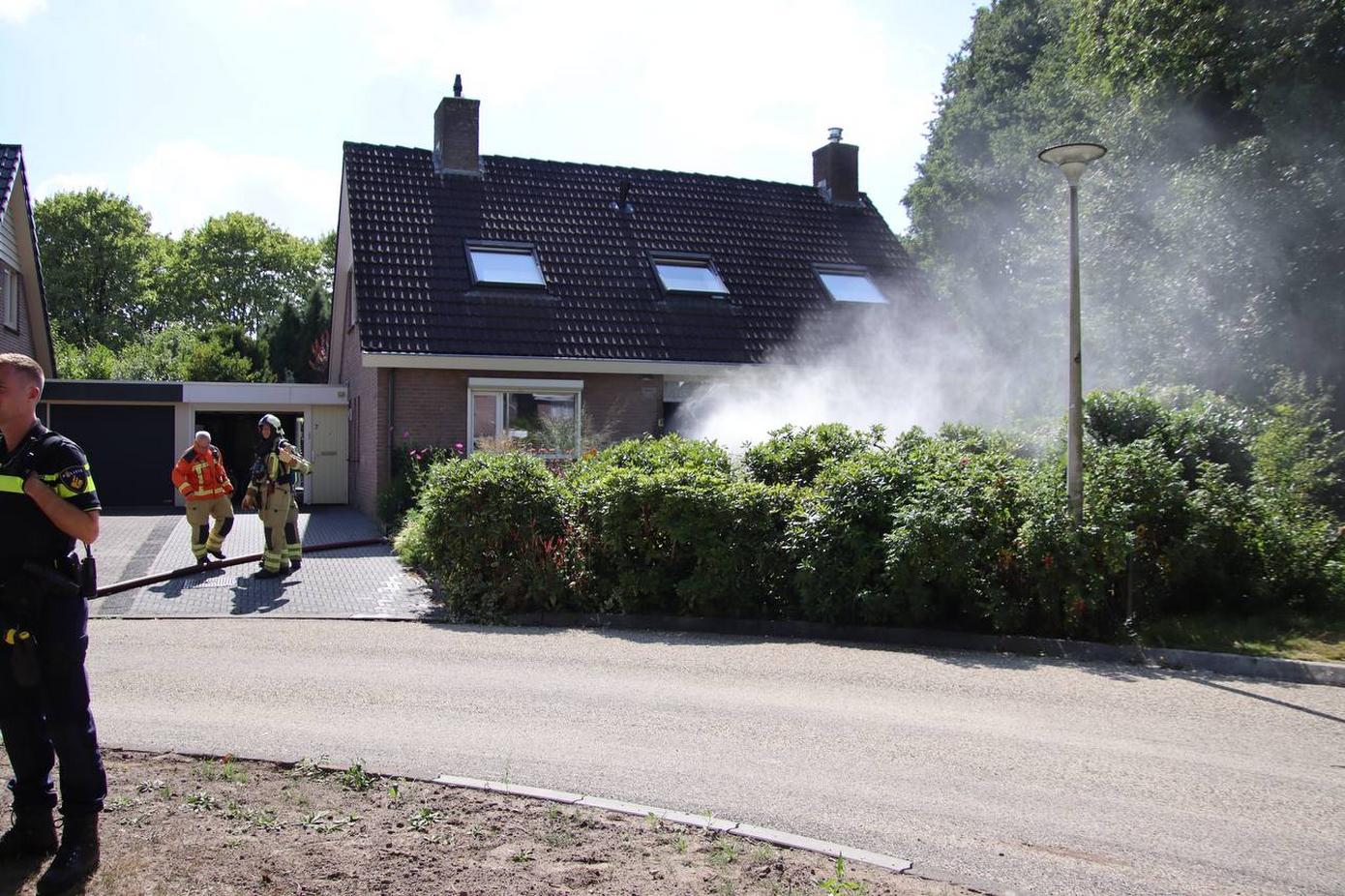 Flinke rookontwikkeling bij woningbrand in Assen (Video)