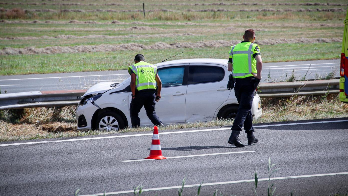 Twee auto's botsen op A28 bij Assen (Video)