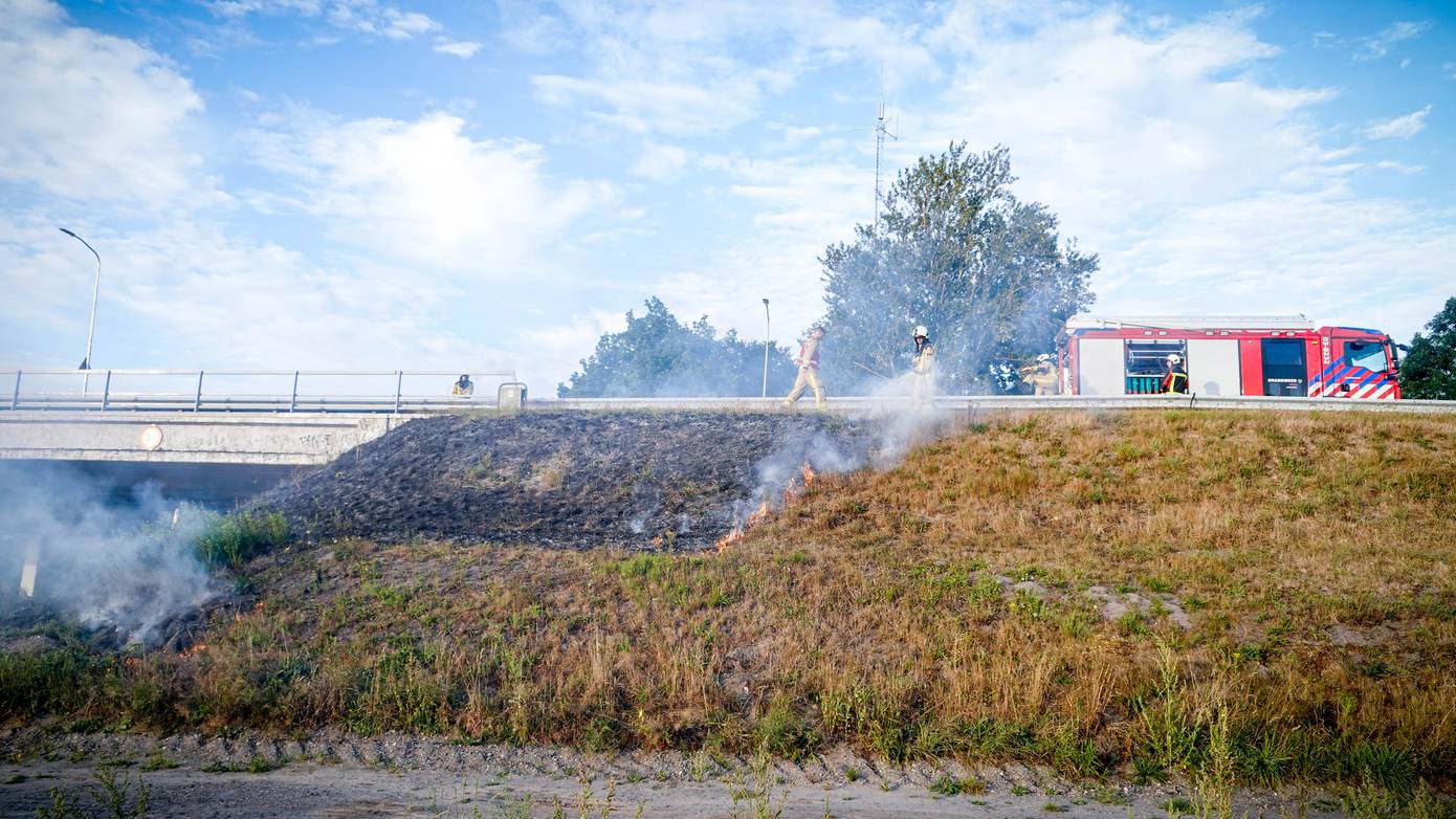 Berm vliegt in de brand langs Europaweg in Assen