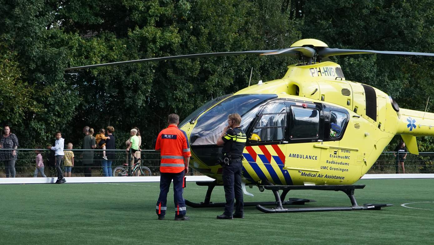 Traumahelikopter landt tijdens potje voetbal midden op voetbalveld