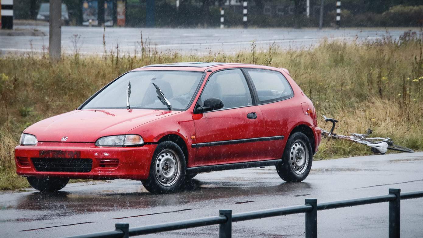 Wielrenner gewond bij botsing met auto in Assen (Video)