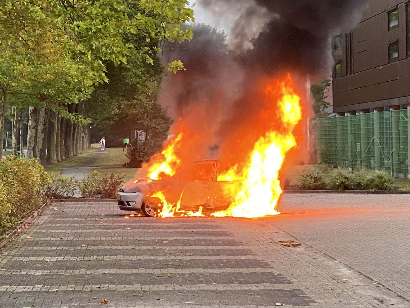 Auto gaat in Assen-Oost volledig in vlammen op (Video)