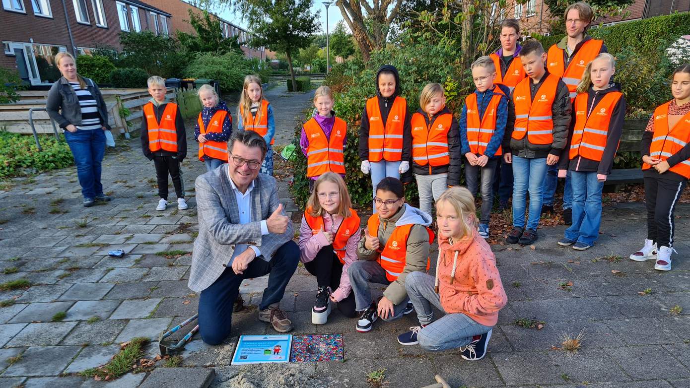 Scholen in Pittelo plaatsen 1e knikkertegel en maken de wijk schoon