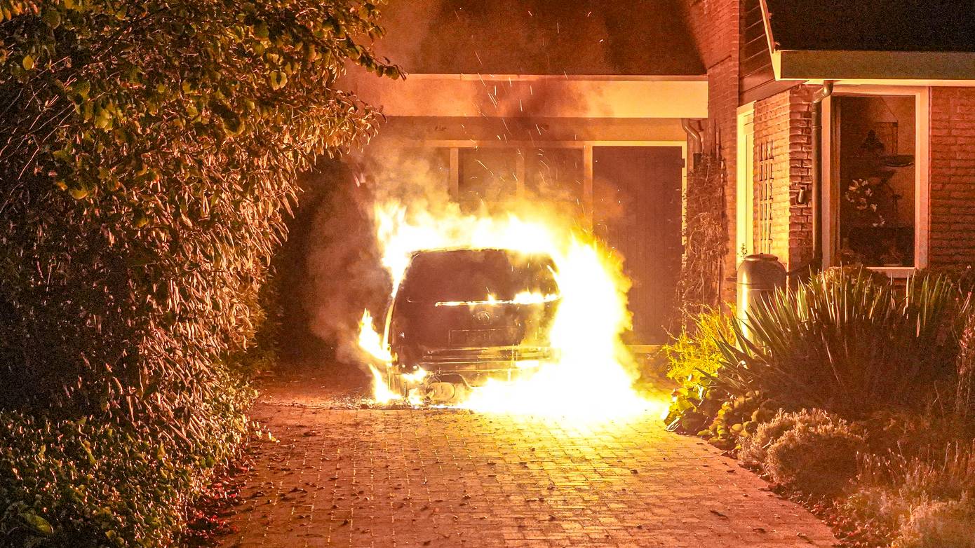 Auto verwoest door brand in Assen (Video)