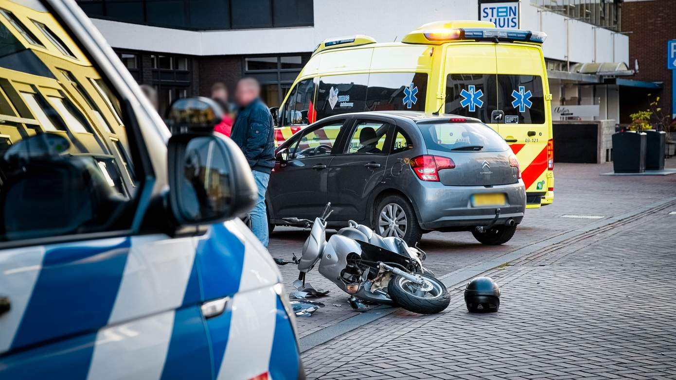 Vrouw gewond bij aanrijding tussen auto en scooter