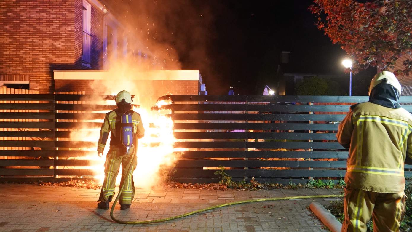 Containers en schutting verloren door fikse brand (Video)