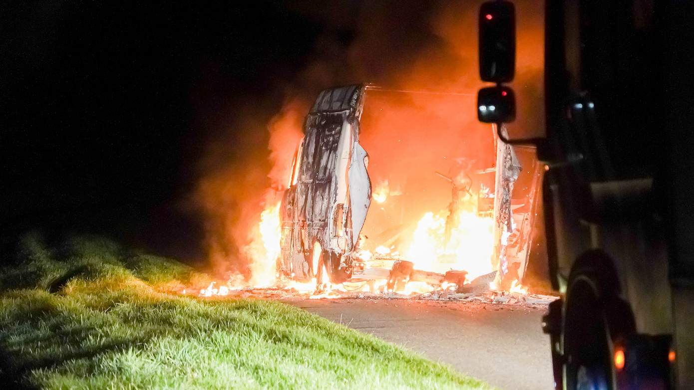 Busje brandt volledig uit; bestuurder nergens te bekennen (Video)