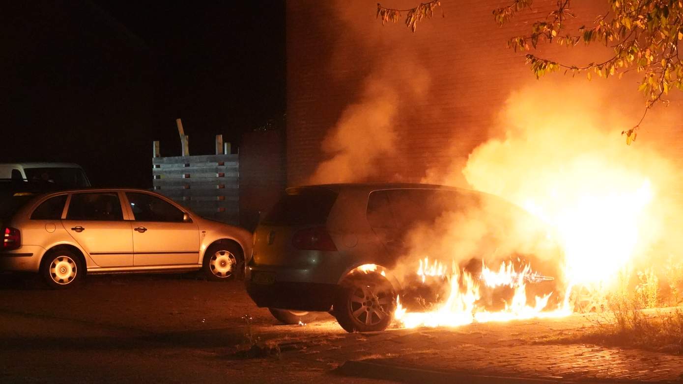 Auto brandt volledig uit in Assen (Video)