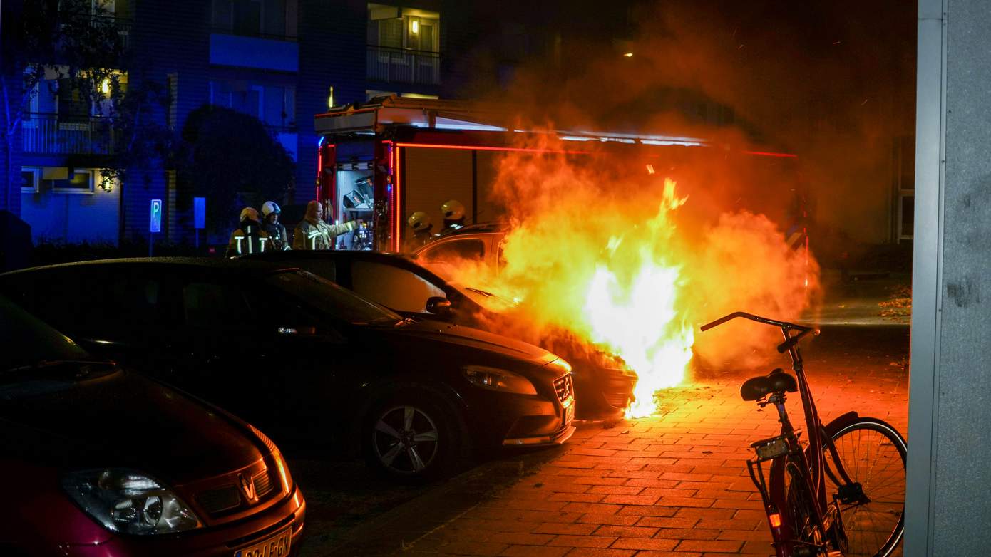 Opnieuw auto's in brand in Assen (video)