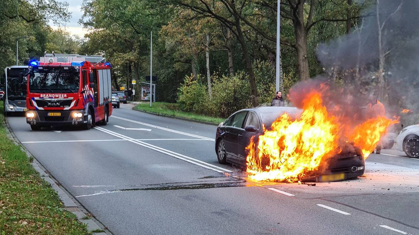 Auto brandt uit in Assen