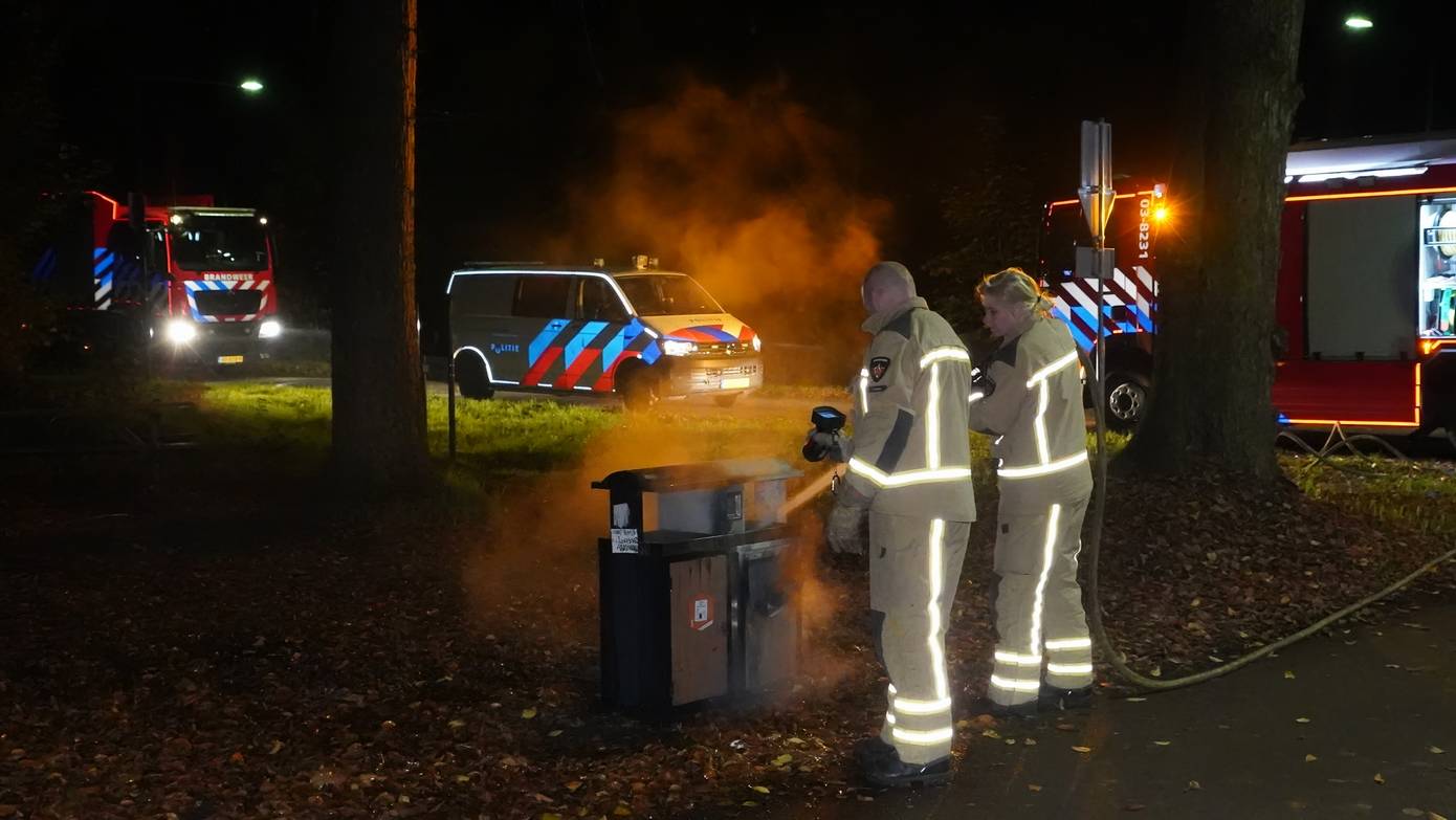 Brandweer blust containerbrand in Assen