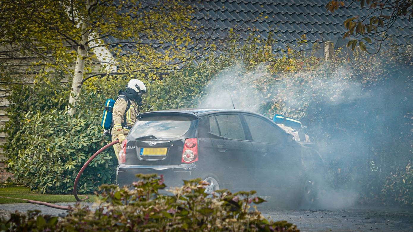 Auto gaat verloren door brand op oprit van woning