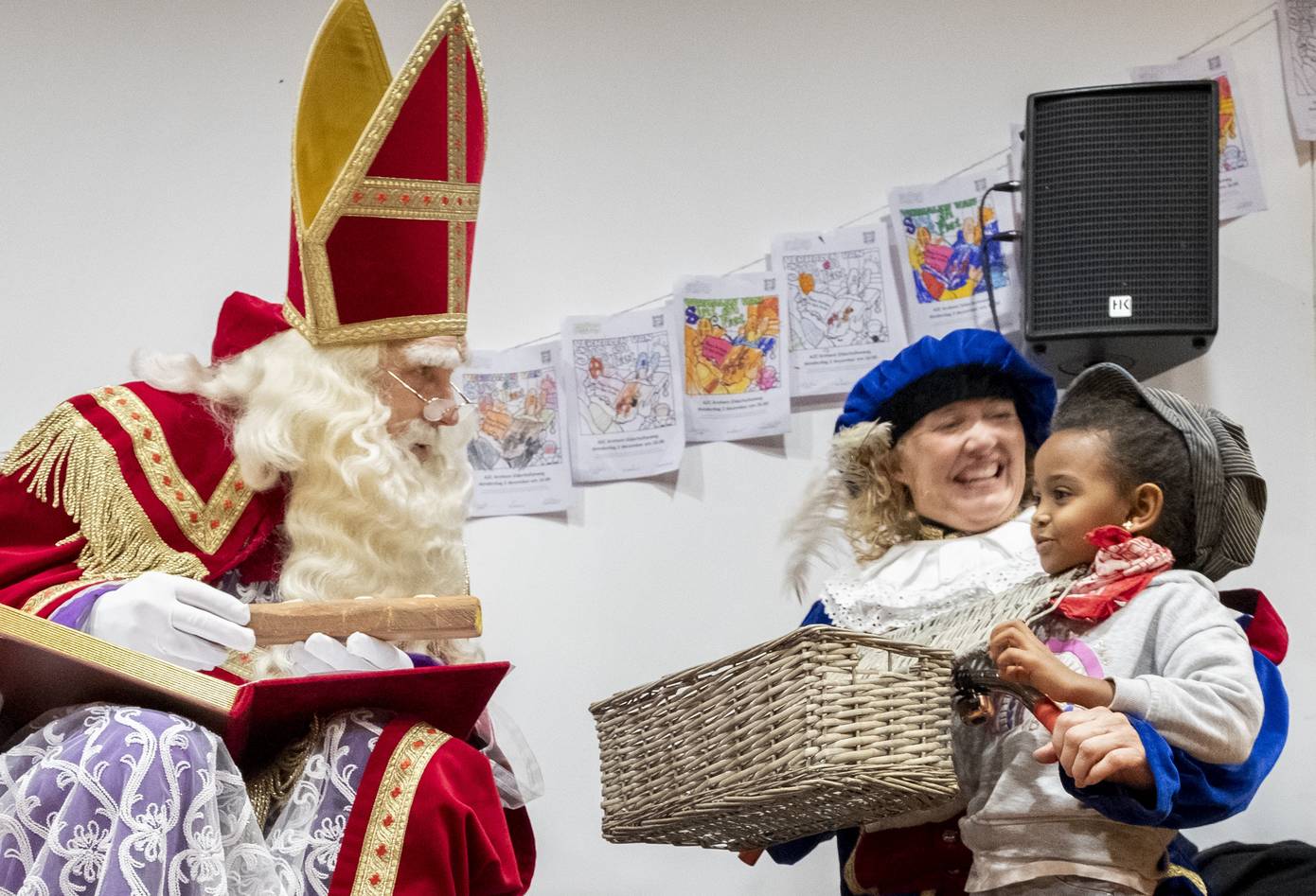 Wolkentheater komt met voorstelling ‘De gestolen ring van Sinterklaas” langs in AZC's