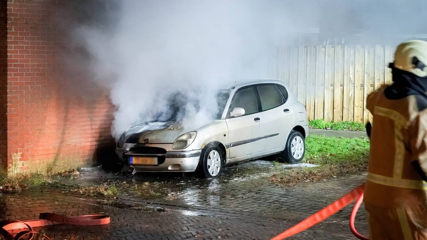 Auto in brand gestoken bij Amstelflat in Assen (Video)