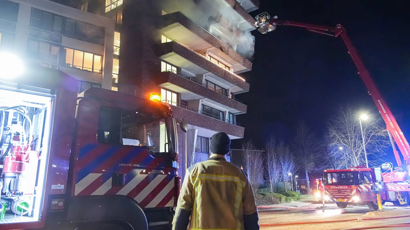 Honderd bewoners ontruimd bij uitslaande flatbrand in Assen (Video)