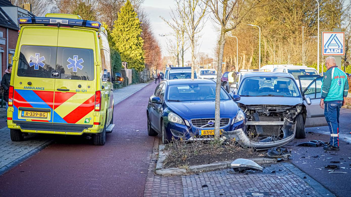 Meerdere auto's beschadigd bij aanrijding in Assen