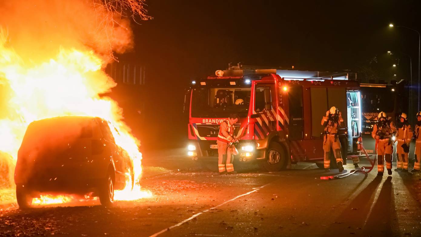 Auto in Pittelo volledig door vlammen verwoest (Video)