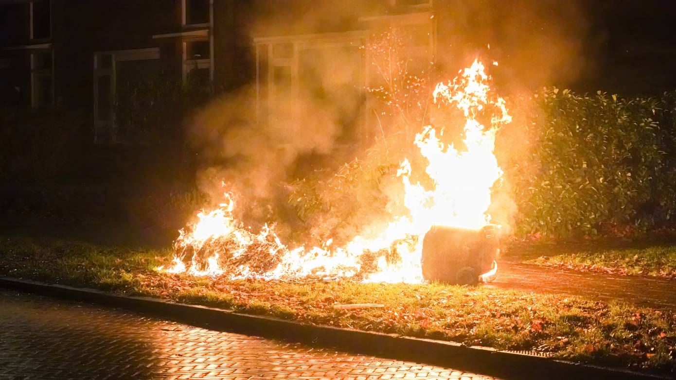 Papiercontainer in de brand in Assen-Oost