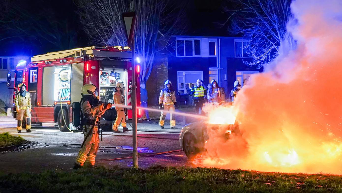 Auto brandt volledig uit in Assen