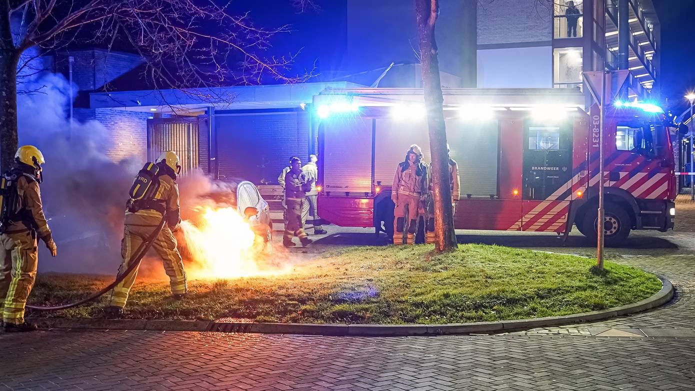 Auto brandt volledig uit in Assen