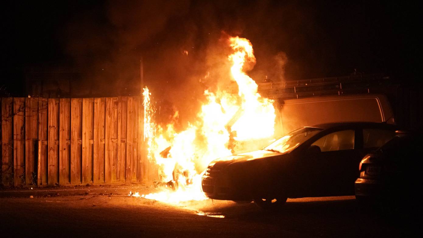 Bestelbusje verwoest door flinke brand (Video)