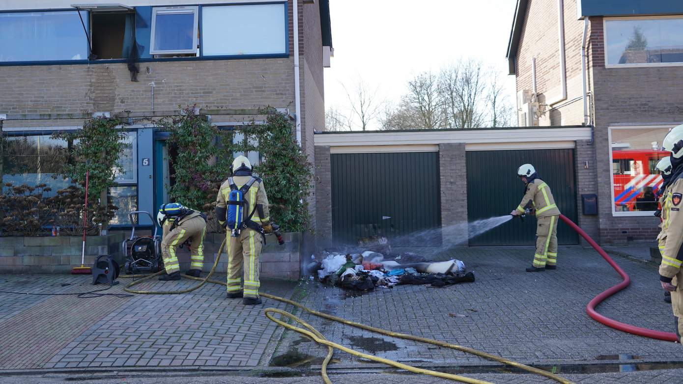 Gewonde bij slaapkamerbrand in Hooghalen (video)