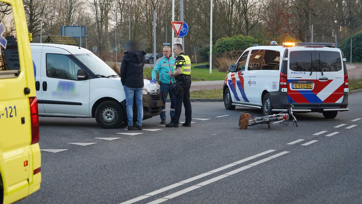 Fietsster gewond bij aanrijding met auto in Assen