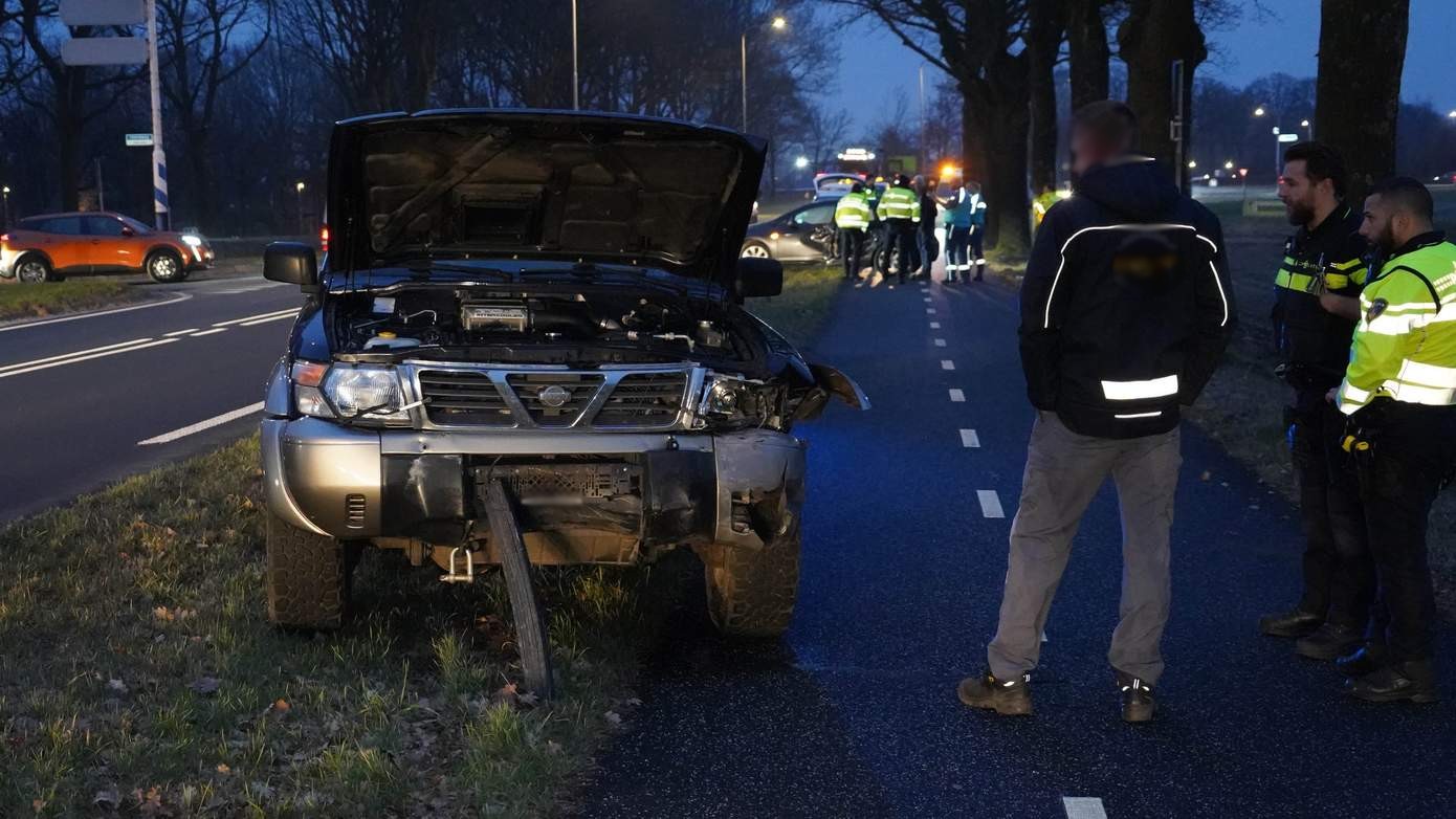 Veel schade na botsing op kruising in Assen