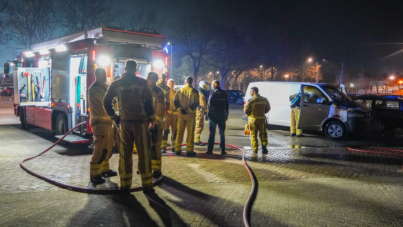 Geparkeerd busje in brand op parkeerplaats ACV