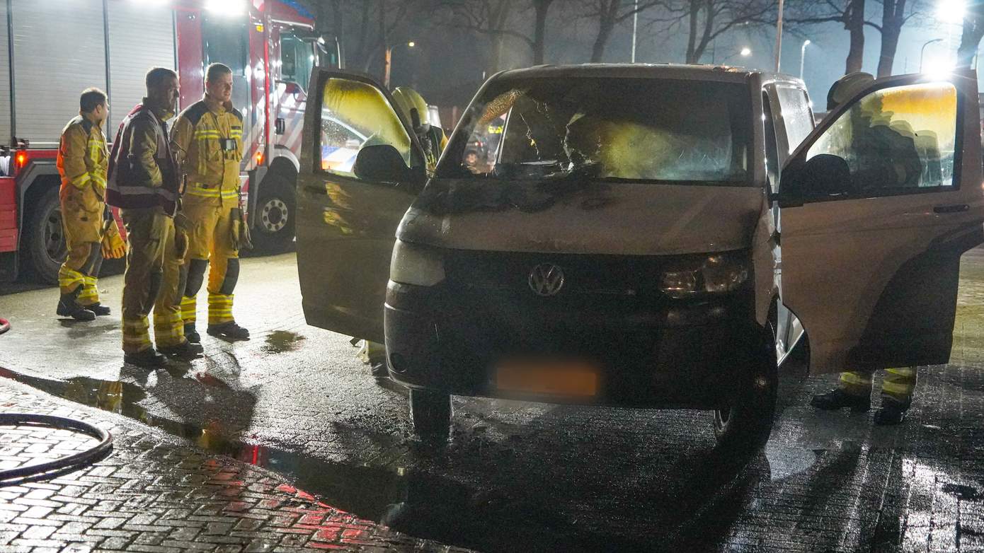 Politie gaat uit van brandstichting van busje en zoekt getuigen