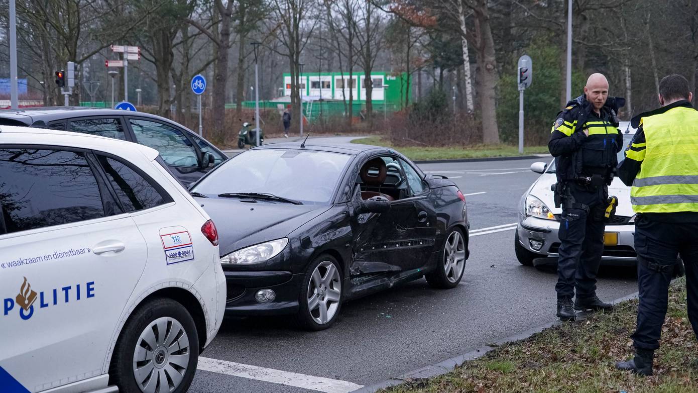 Auto's botsen op elkaar op Europaweg in Assen