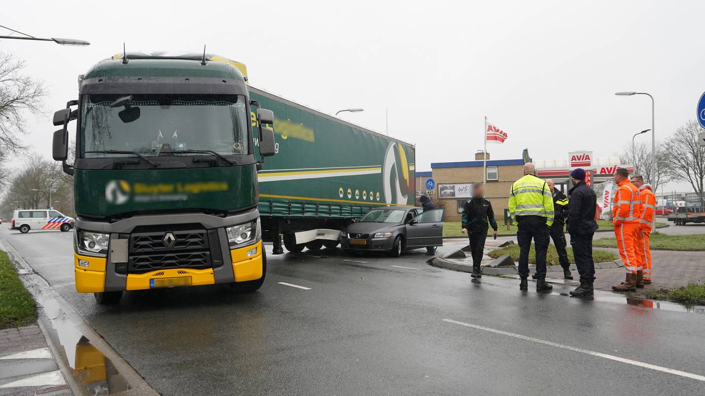 Fokkerstraat afgesloten door ongeval tussen vrachtwagen en auto