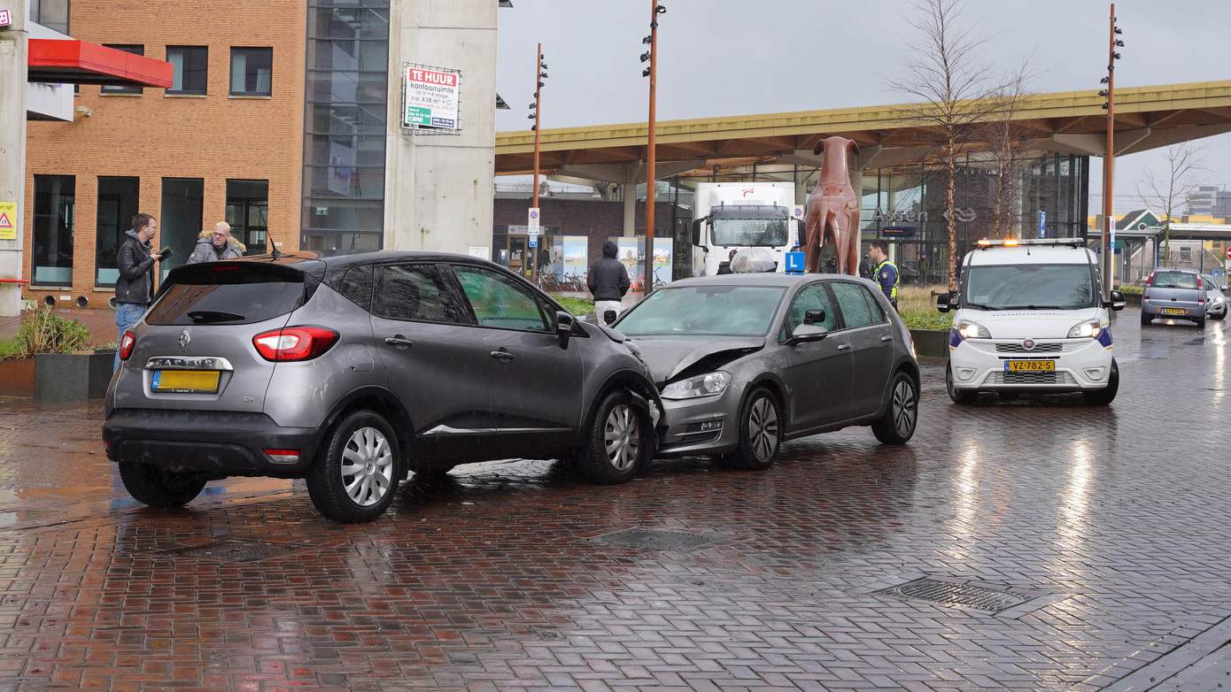 Veel schade na frontale botsing op Stationsstraat in Assen