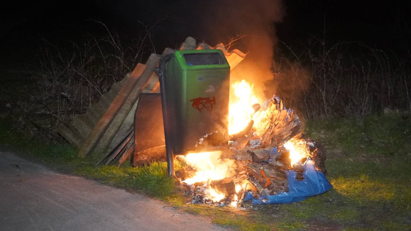 Grof vuil gedumpt en in brand gestoken bij Baggelhuizerplas