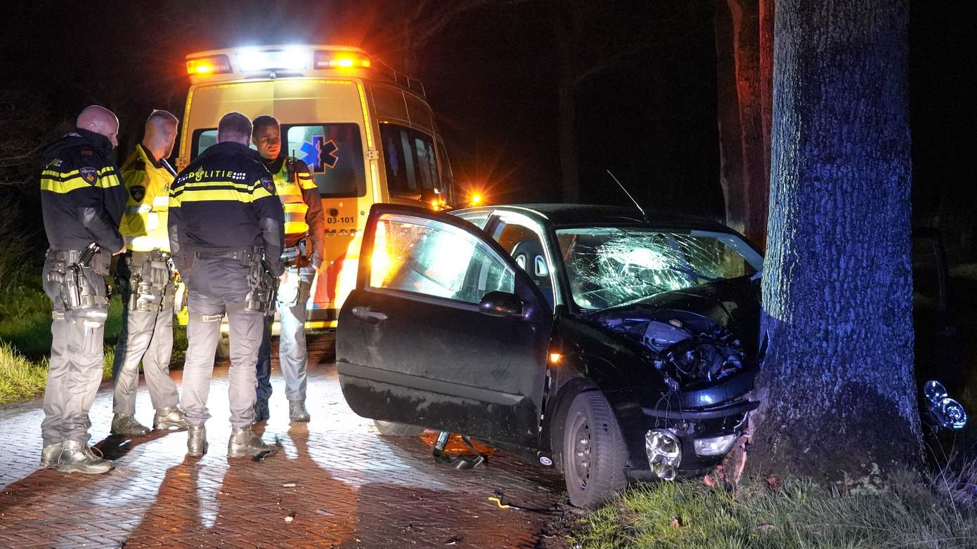 Aanhouding en twee gewonden nadat auto tegen boom botst (video)