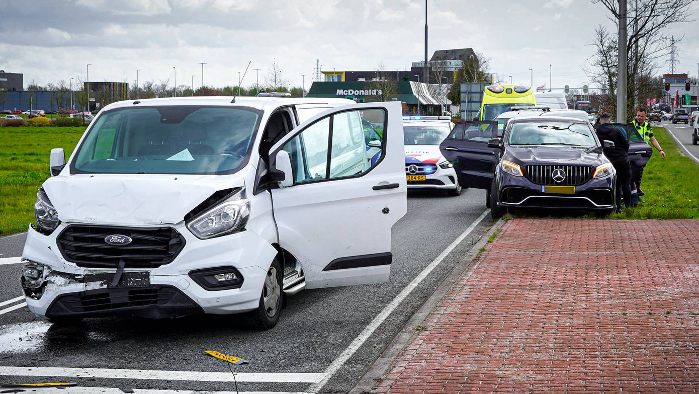 Bestelbusje en auto botsen in Assen