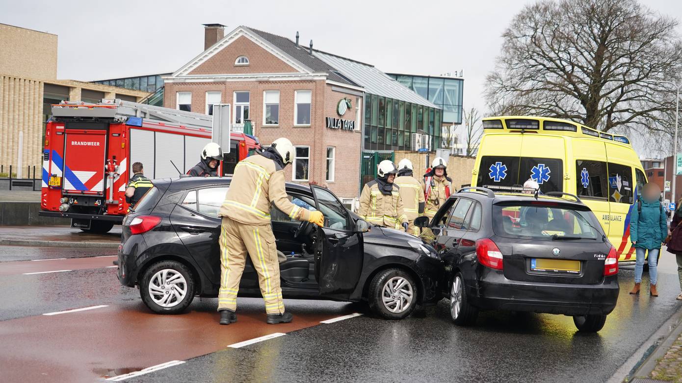 Gewonde bij ongeval tussen twee auto's in centrum van Assen